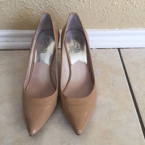 Michael Kors tan Pumps